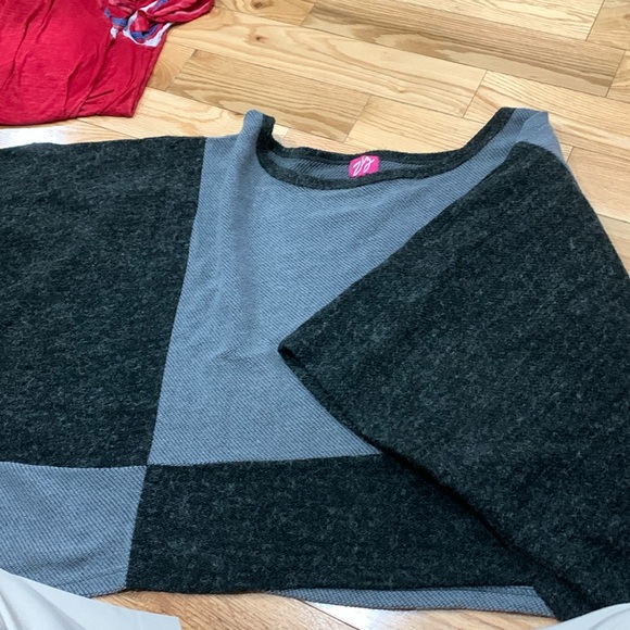 shirt with long sleeves that ressembles à poncho size 5 - Picture 1 of 1